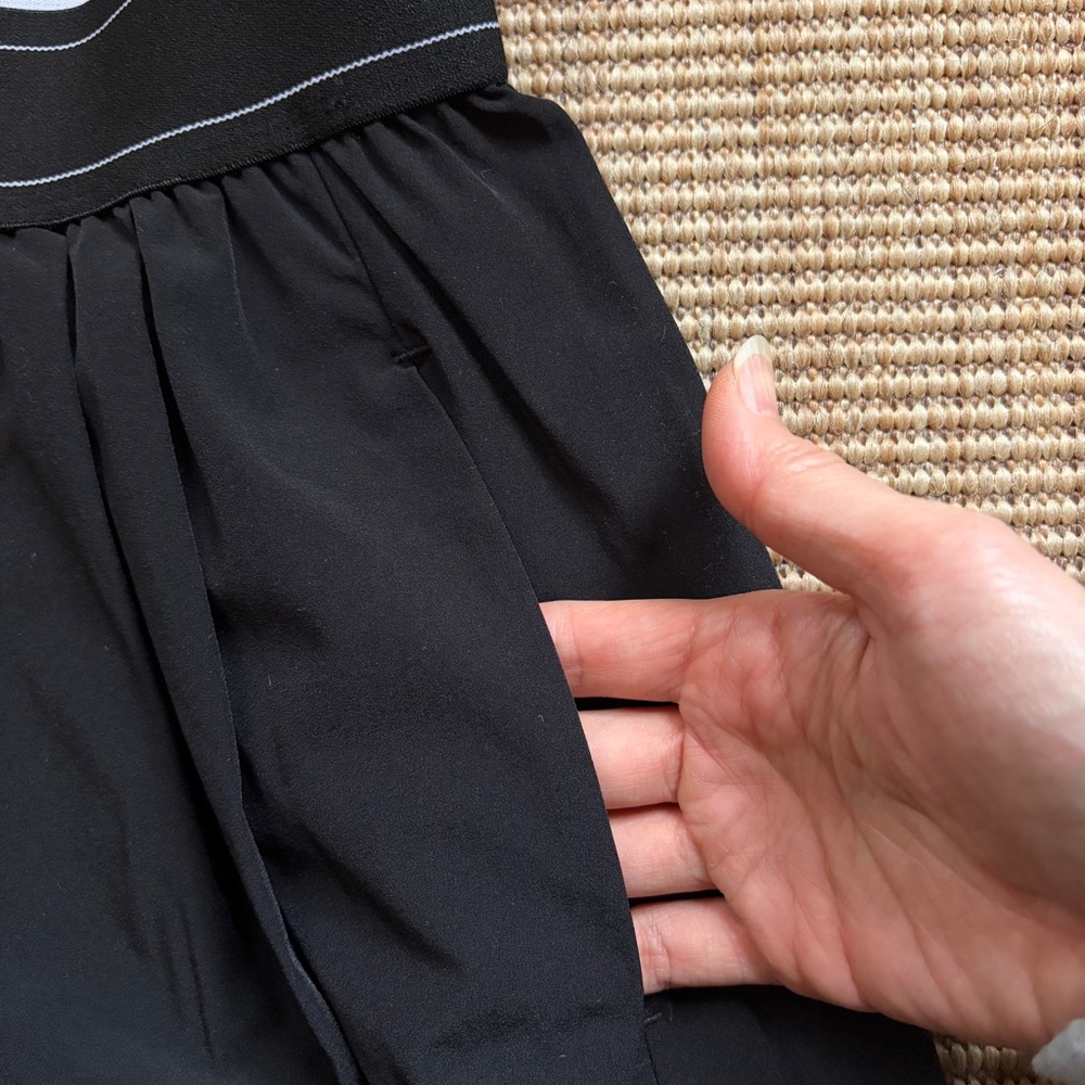 $148 Alo yoga suit up logo pants regular length in black - Picture 4 of 6